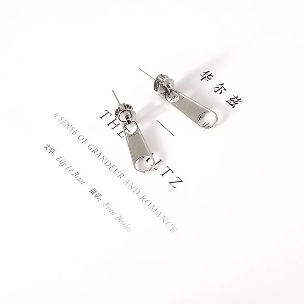 3/$15🔥silver tone zipper stud earrings